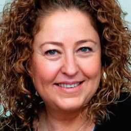 Gülay Baltaci 飾演 Cemal'in Annesi