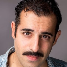 Bahador Foladi 飾演 Chris Amir