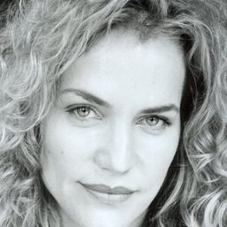 Jennifer Calvert 飾演 Sarah