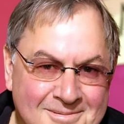 Andre Stojka 飾演 Owl (voice)