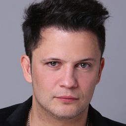 Darío Lopilato 飾演 Yosi