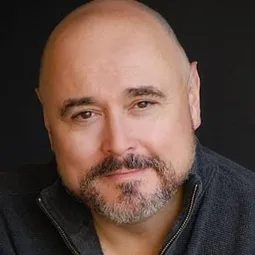 Mark Ryan 飾演 Bumblebee (voice)