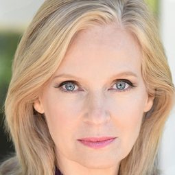 凱薩琳·戴爾 飾演 Mrs. Smith