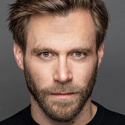 Ken Duken 飾演 Alex Hellberg