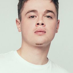 Noah Parker 飾演 Kenny