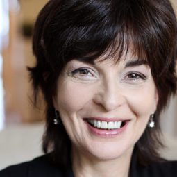 米雪琳·伯納德 - 兄妹情誼演員 飾演Lucie