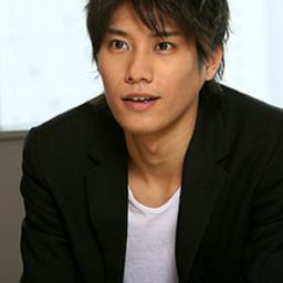 Tsuyoshi Hayashi 飾演 