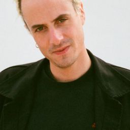 Valentin Merz 飾演 Factory Director Roulet