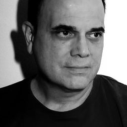 Edward Yankie 飾演 Robin