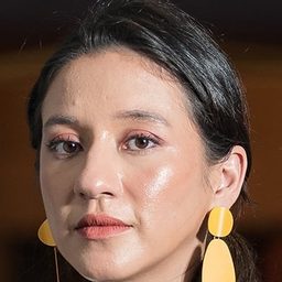 Farali Khan 飾演 Lola