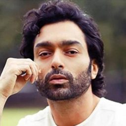 Mikhail Yawalkar 飾演 Arjun
