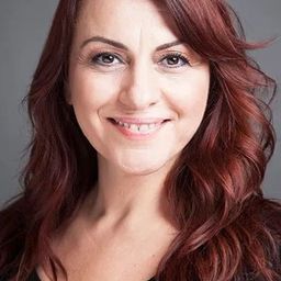 İlter Akçebe 飾演 Dora