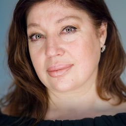 Meral Orhonsay 飾演 Emine