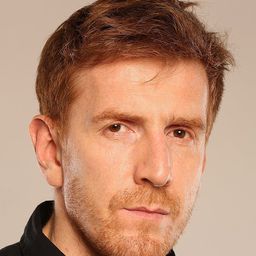 Vladimir Aleksić 飾演 Eibek