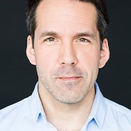 Benoît Finley 飾演 Supervisor