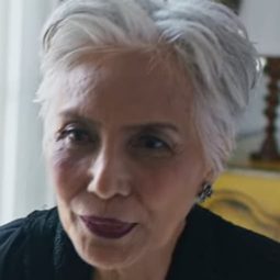 Laksmi Notokusumo 飾演 Uti Yah