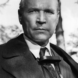 Wolfgang Preiss 飾演 Artmann