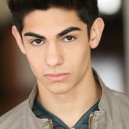 Matthew Frias 飾演 Arturo