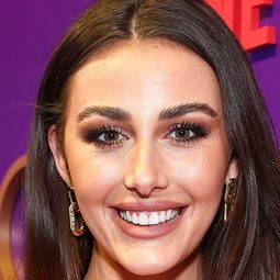 克蘿伊·維奇 飾演 Self