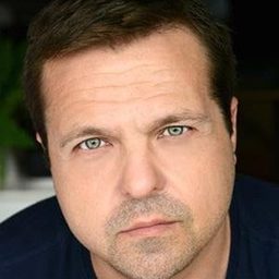 Daniel Krige 飾演 Mal