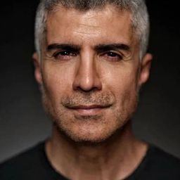 Özcan Deniz 飾演 İskender