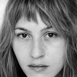 Sarah Adler 飾演 Ilana