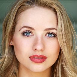 Kassandra Clementi 飾演 Lexi