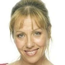 Zoya Sevastianou 飾演 Dame Funéraille