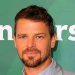 奈森·菲利普斯 飾演 Samuel