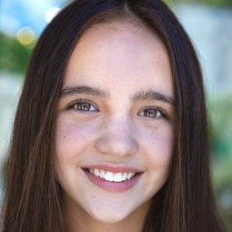 Sienna Novikov 飾演 Emma Levesque