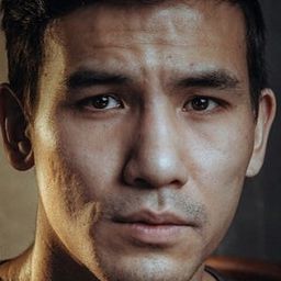 Alexey Takharov - 最後的前線演員 飾演Azamat Khalilov