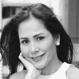 瑪利東妮·費南德茲 飾演 Hotel Maid