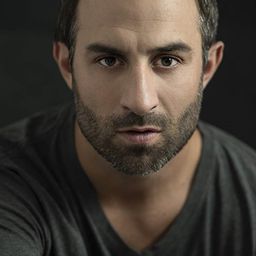 毛里西奧·阿奎列斯 飾演 Chema