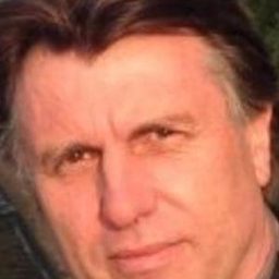 Lionel Tua 飾演 Jon