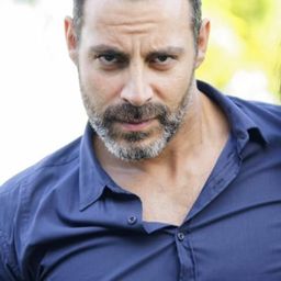 Michael Segal 飾演 Peter