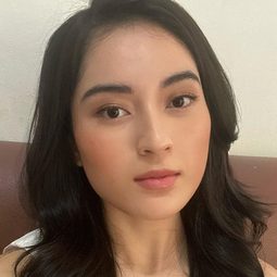 Sarah Felicia 飾演 Miss Lin / Lina