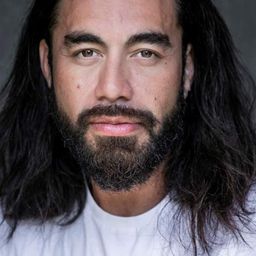 Stephen Grey 飾演 First Stolen