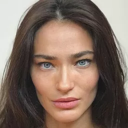Saadet Isil Aksoy 飾演 Semra