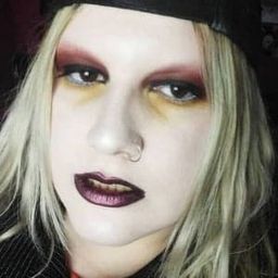 Esty Quesada 飾演 Marta (as Esty Quesada)