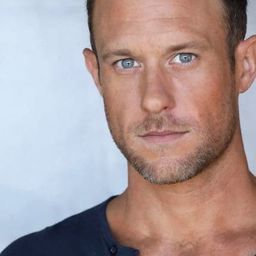 崔·麥科里 飾演 Lt. Jeff Campbell