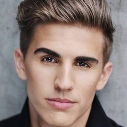 Madison J Loos 飾演 Logan