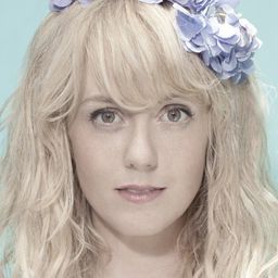 Charlotte Kate Fox 飾演 Katherine Turner