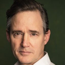 David Bark-Jones 飾演 Barrie Penrose