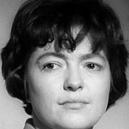 Pat Keen 飾演 Victorian Mother