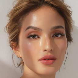 Sarah Lahbati 飾演 