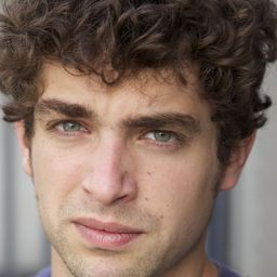 Nans Laborde-Jourdàa 飾演 Johnny