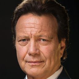 Roberto Vander 飾演 Miami Producer