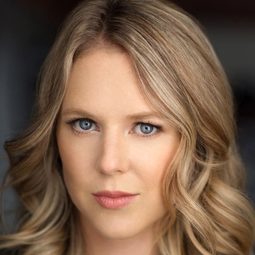 泰根·摩絲 - November Christmas演員 飾演Adult Vanessa