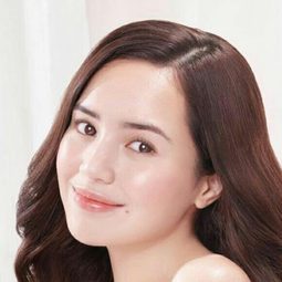 貝比·札賓娜 - Layla Majnun演員 飾演Narmina