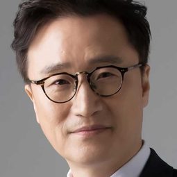 樸成根 飾演 Ophthalmologist